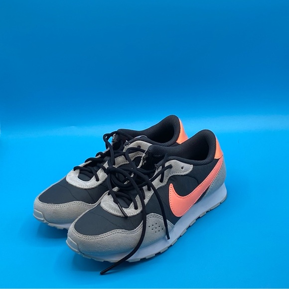 Nike Venture Runner Sneaker - Picture 1 of 4